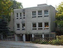 Vorher: Heruntergekommene Fassade eines Wohnhauses