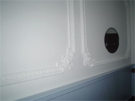 Nachher: Wand im Hausflur nach der Instandsetzung