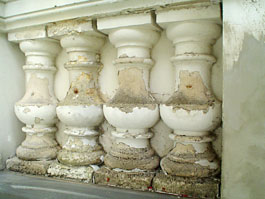 Vorher: Zerstörte Stuckfassade