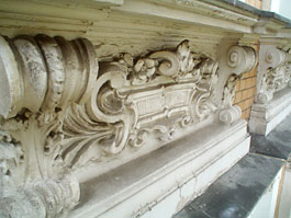 Vorher: Heruntergekommene Stuckfassade