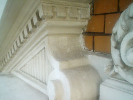 Vorher: Beschädigte Stuckfassade