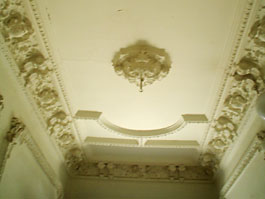 Vorher: Heruntergekommene Treppenhausdecke